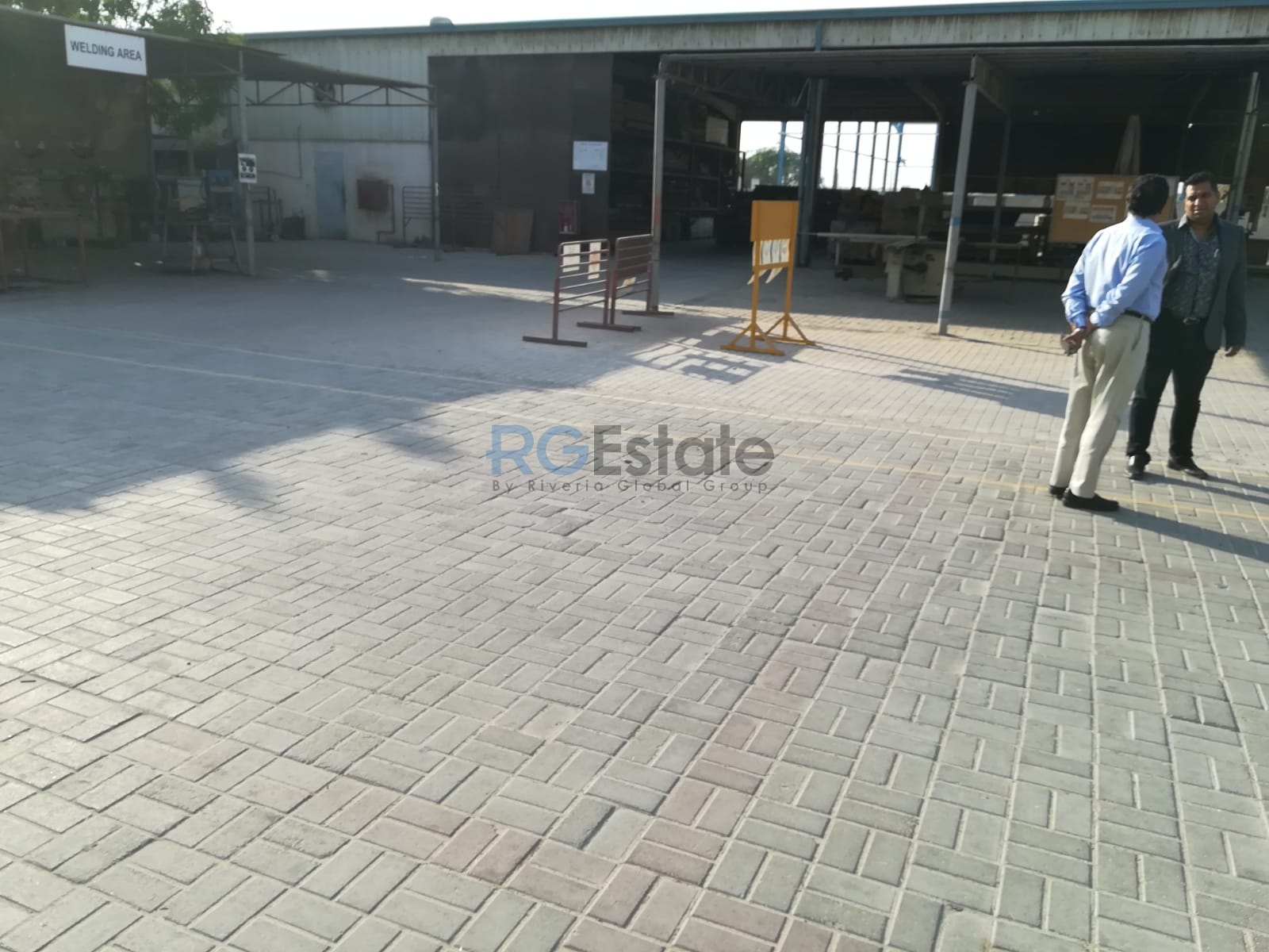 أرض تجارية بمساحة 90،000 قدم مربع مع مكتب مخزن متاحة للبيع في القوز بالقرب من شارع الخيل الأول  | RGEstate UAE