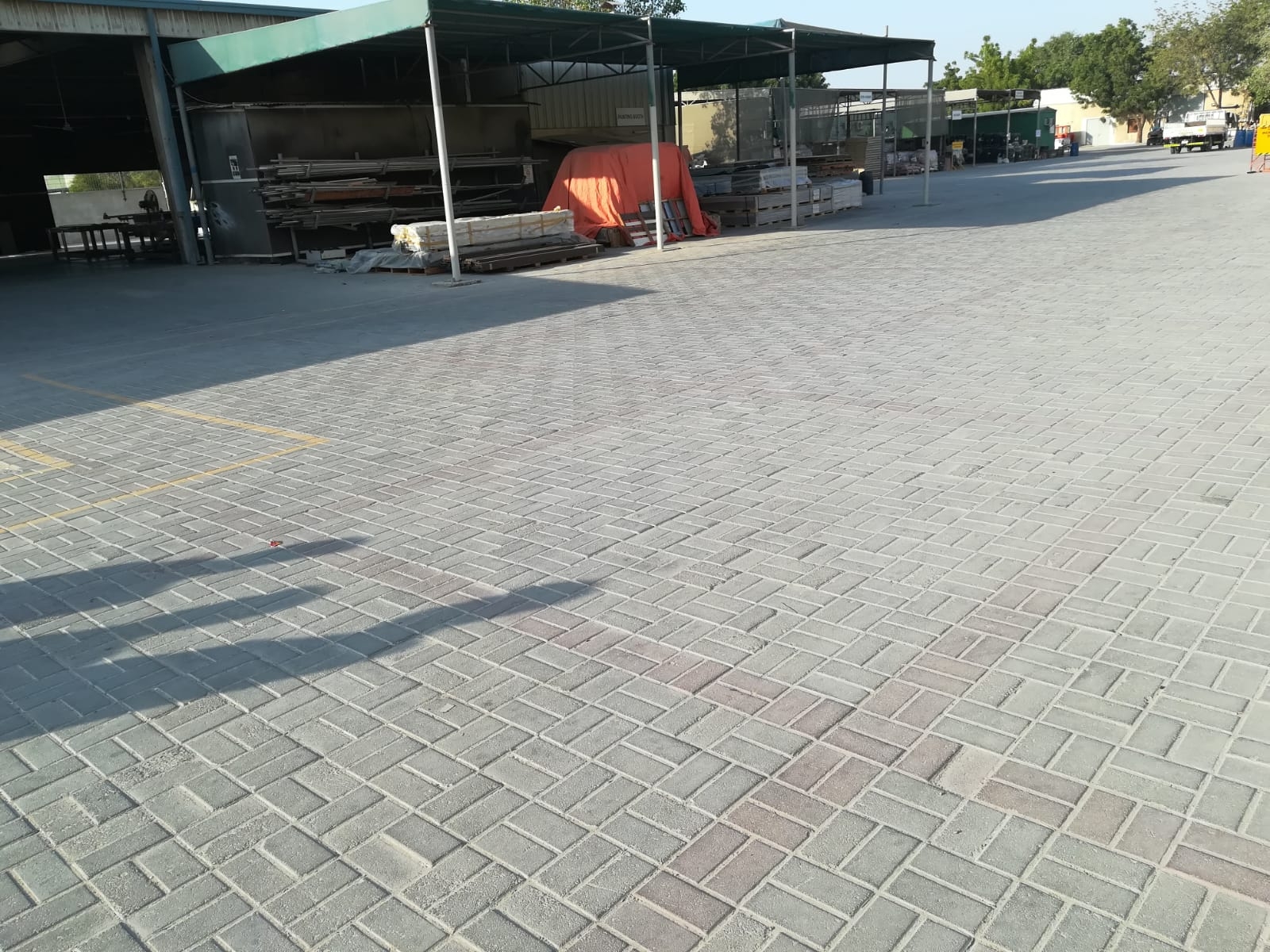 أرض تجارية بمساحة 90،000 قدم مربع مع مكتب مخزن متاحة للبيع في القوز بالقرب من شارع الخيل الأول  | RGEstate UAE