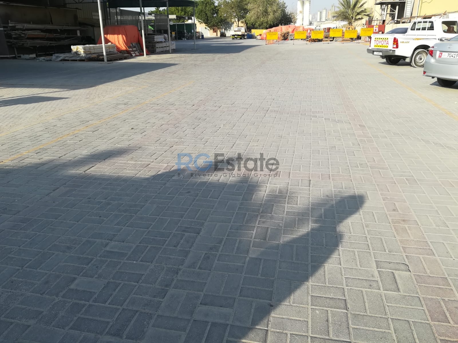 أرض تجارية بمساحة 90،000 قدم مربع مع مكتب مخزن متاحة للبيع في القوز بالقرب من شارع الخيل الأول  | RGEstate UAE
