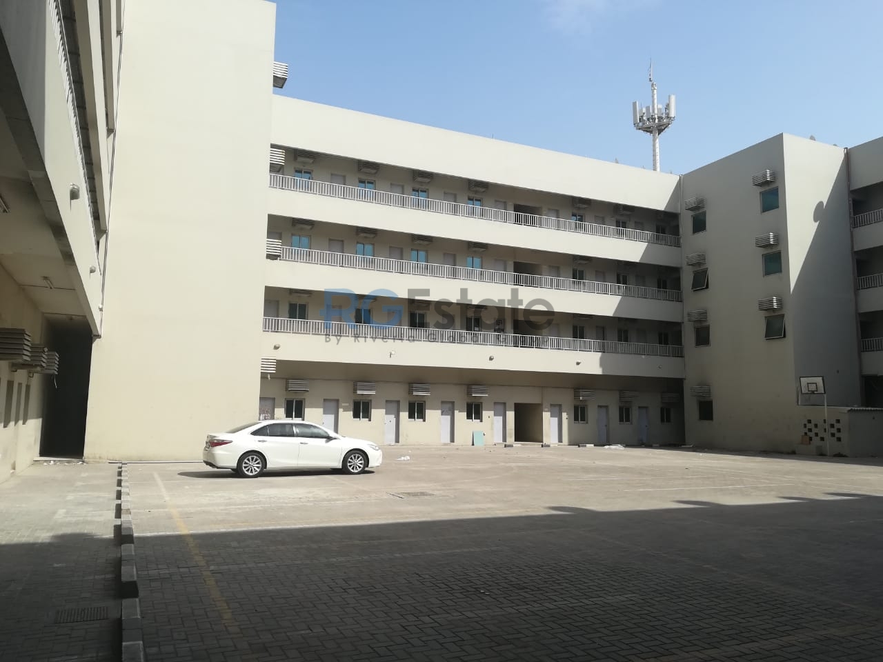 291 غرفة سكن مع مكتب ومتجر متاح للبيع في القوز  | RGEstate UAE